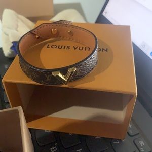 LV essential bracelet